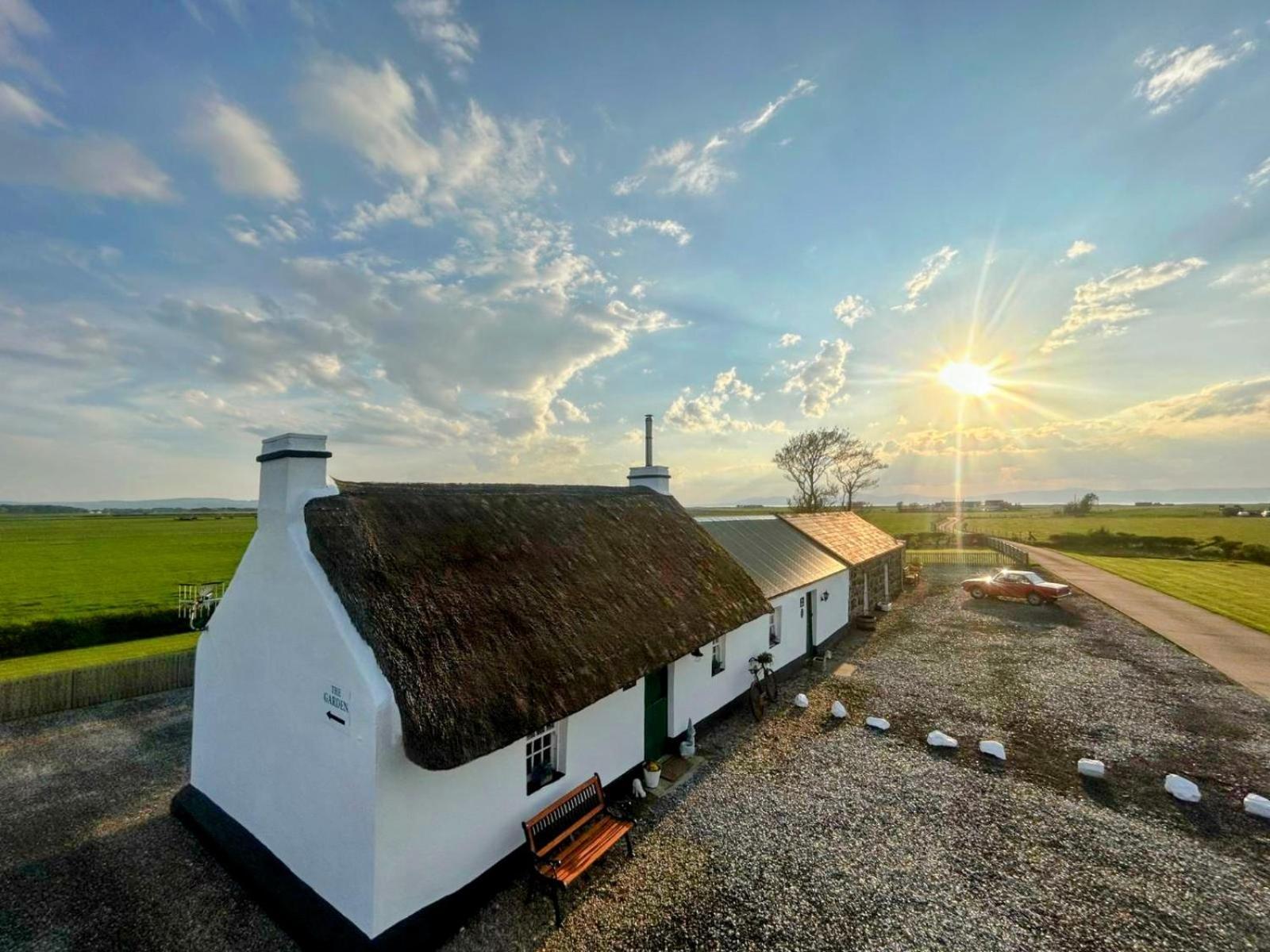 Cissy'S Cottage - Traditional Thatched Cottage, Near To Beach Aghanloo Exteriör bild