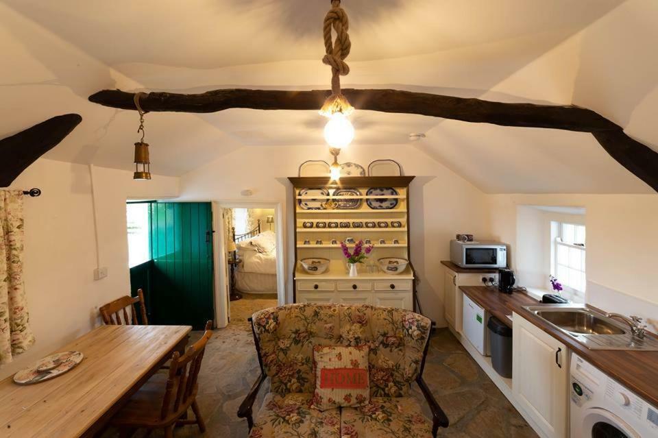 Cissy'S Cottage - Traditional Thatched Cottage, Near To Beach Aghanloo Exteriör bild