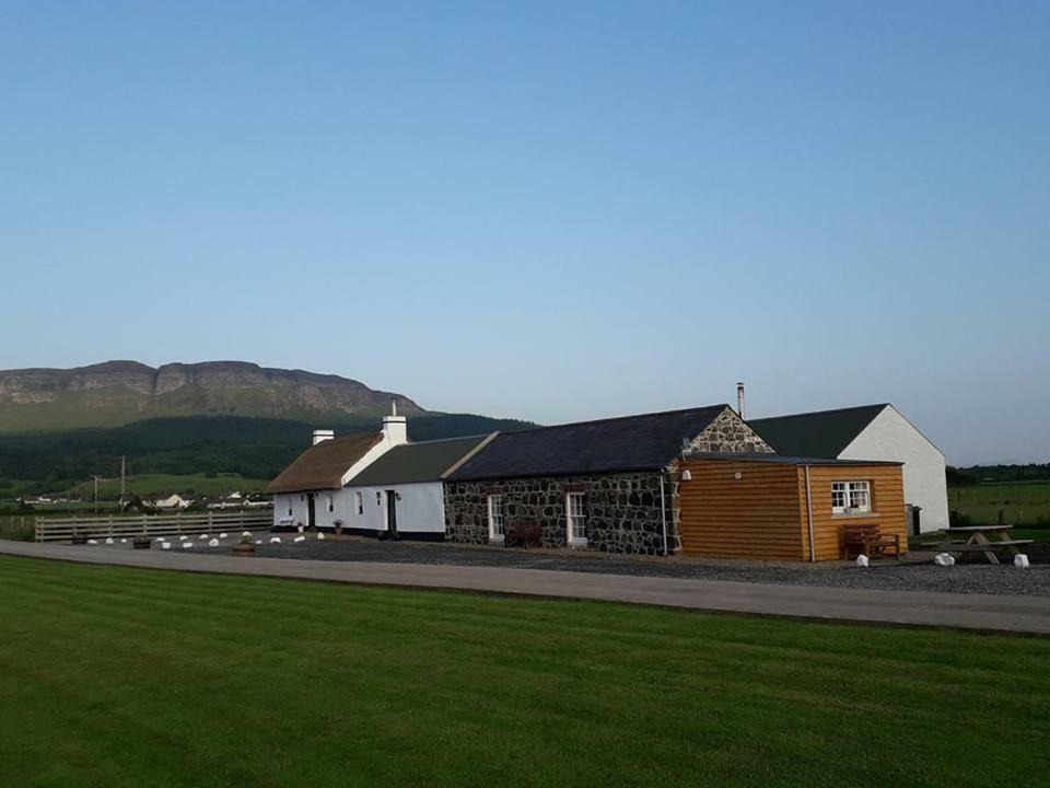 Cissy'S Cottage - Traditional Thatched Cottage, Near To Beach Aghanloo Exteriör bild